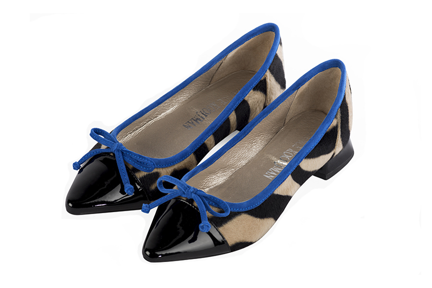 Gloss black and electric blue women's ballet pumps, with low heels. Pointed toe. Flat flare heels. Front view - Florence KOOIJMAN